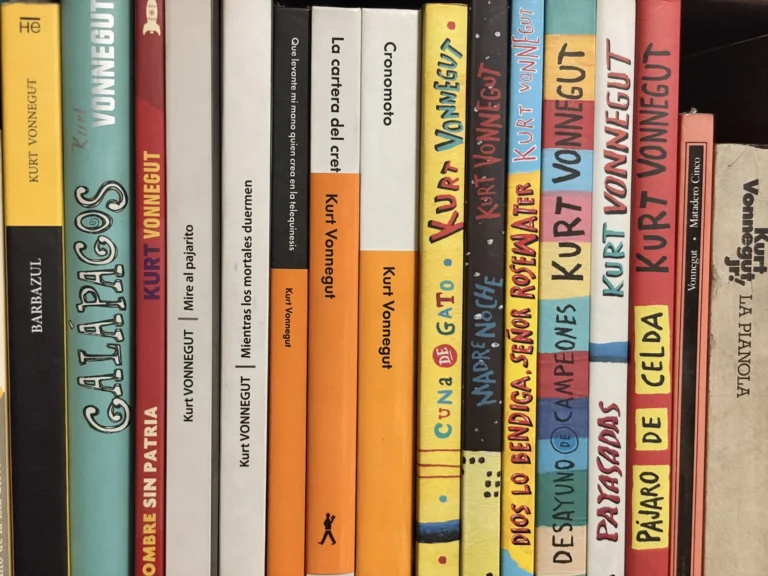 Libros de Kurt Vonnegut en un librero
